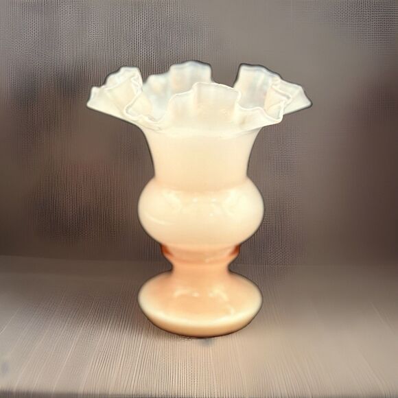 Vintage Fenton Peach Pink Art Glass Ruffle Vase - Cottagecore Vase - Picture 1 of 12